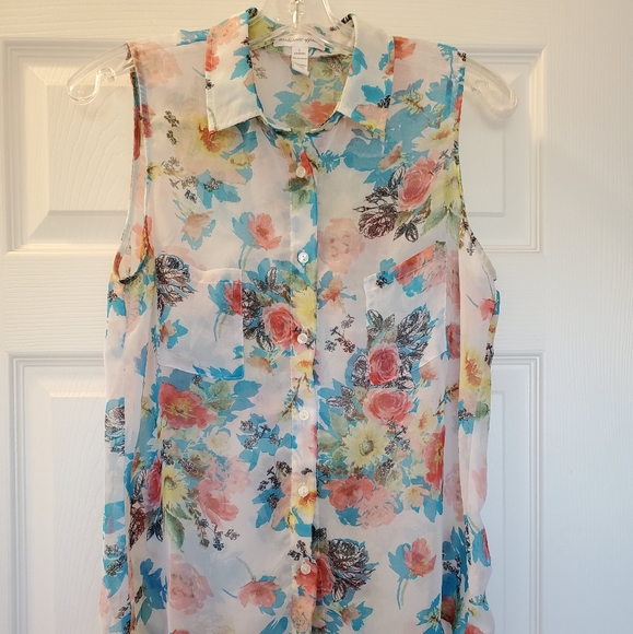 Ambiance Tops - EUC Lightweight Sleeveless Floral Blouse